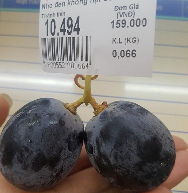 
Trong khi đó, người dùng Quốc Triệu khoe mua 2 trái nho với giá 10.494 đồng. Theo ghi nhận, đây là loại nho đen không hạt xuất xứ Australia, đơn giá 159.000 đồng/kg.
