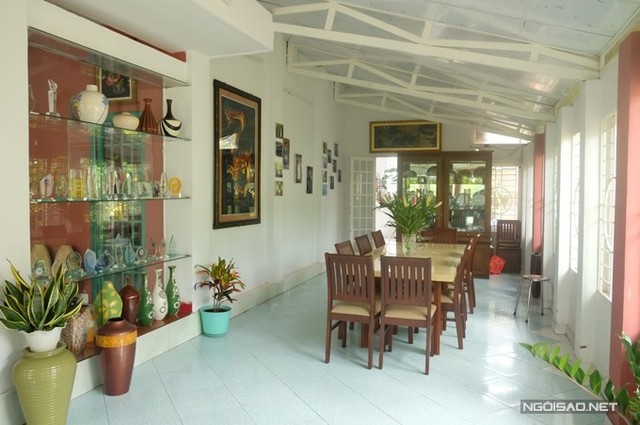 
Bên hông phòng khách là hành lang rộng dẫn xuống nhà bếp, được Nguyễn Phi Hùng sử dụng làm khu vực ăn uống cùng gia đình, bạn bè.
