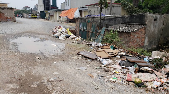 Từ nhiều năm nay, tại Hà Nội rất nhiều địa điểm xuất hiện những khu vực bị đổ trộm chất thải xây dựng. Hầu hết những vị trí bị đổ trộm thường khuất tầm nhìn, các tuyến đường đang thi công dở dang hoặc khu vực xa dân cư.