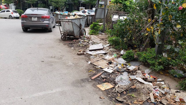 Tại KĐT Định Công, tại khu vực một số ngã ba ngã tư cũng trở thành điểm lý tưởng bị đổ trộm chất thải xây dựng.