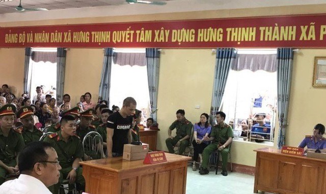 Bị cáo Nguyễn Quang Huy giết vợ rồi phi tang xuống giếng trong phiên tòa xét xử sơ thẩm.