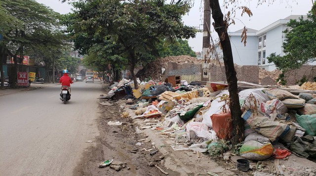 Hoạt động đổ trộm rác, phế thải không chỉ xảy ra tại các địa bàn có tốc độ đô thị hóa lớn như các quận nội thành, mà nhiều huyện, thị ngoại thành cũng không ngoại lệ.