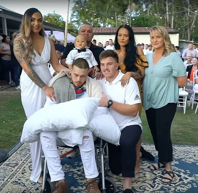 
Navar (ngồi xe lăn), vợ Maia (bìa trái) cùng con trai Kyrie và người thân trong đám cưới được tổ chức ở Queensland hôm 24/6. Ảnh: FB.
