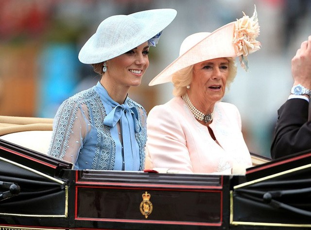 
Nữ Công tước xứ Cambridge ngồi cạnh mẹ chồng trong lễ hội đua ngựa Royal Ascot hôm 18/6. Ảnh: PA.
