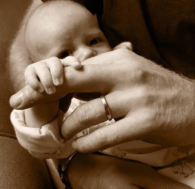 
Bức ảnh bé Archie - con trai của vợ chồng Harry và Meghan - được đăng vào Ngày của Bố, 16/6. Ảnh: Instagram.
