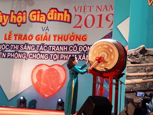 Thứ trưởng Bộ VH –TT và Du lịch Trịnh Thị Thủy đánh trống chính thức khai mạc chuỗi hoạt động Ngày hội Gia đình Việt Nam. Ảnh PT