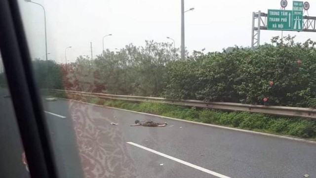 
Hiện trường vụ tai nạn khiến người đàn ông nhặt rác tử vong trên đại lộ Thăng Long.

