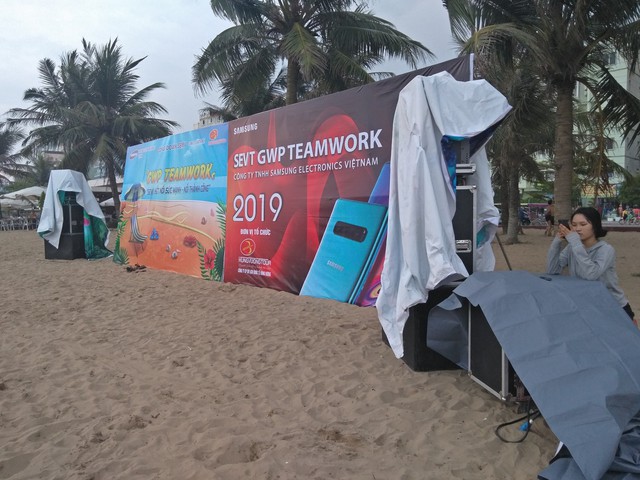 Vị trí bãi biển tại phường Trung Sơn đã được cá nhân thuê dựng phông, bạt khi các đơn vị, tổ chức có nhu cầu chơi họ cho thuê lại để hưởng chênh lệch.