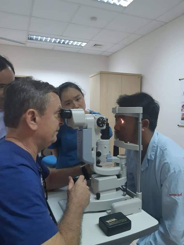
BS Kondrot kiểm tra mắt cho bệnh nhân chờ ghép
