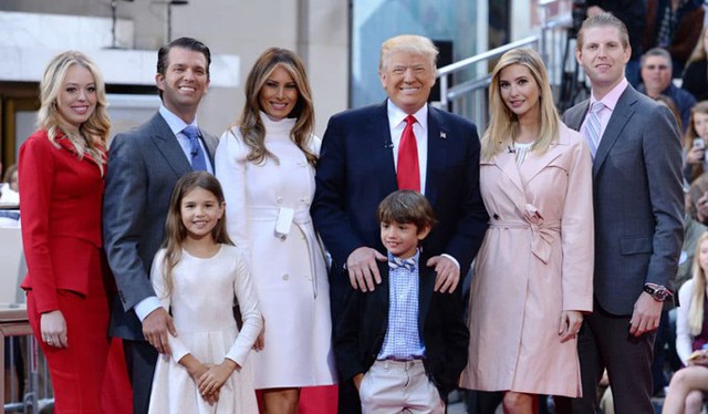 Vợ chồng tổng thống Mỹ bên 4 người con và hai cháu. Ảnh: Extra.