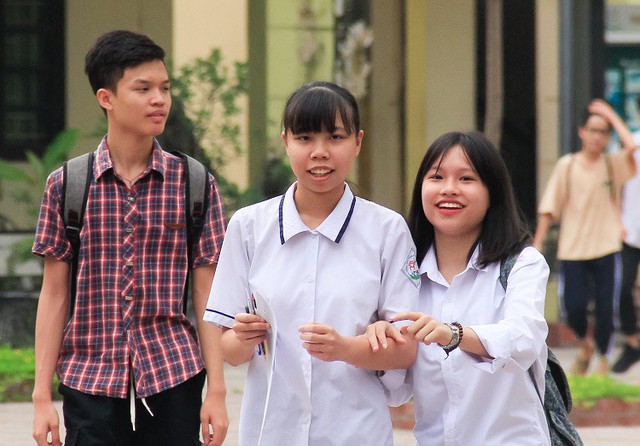 Th&iacute; sinh vui vẻ rời điểm thi THPT Cầu Giấy sau m&ocirc;n Lịch sử. Ảnh: Dương T&acirc;m