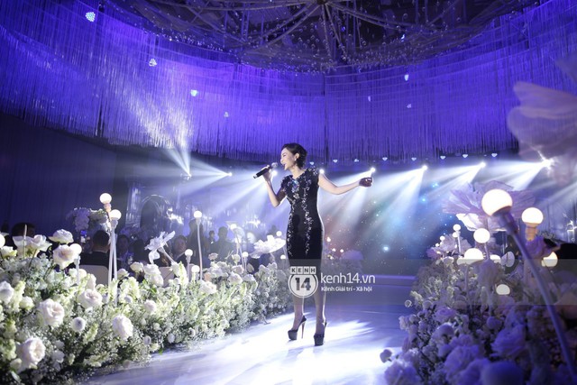 Nữ ca sĩ Thu Minh lên sân khấu thể hiện bản hit cũ Lời hứa để dành tặng vợ chồng Dương Khắc Linh trong lễ cưới.