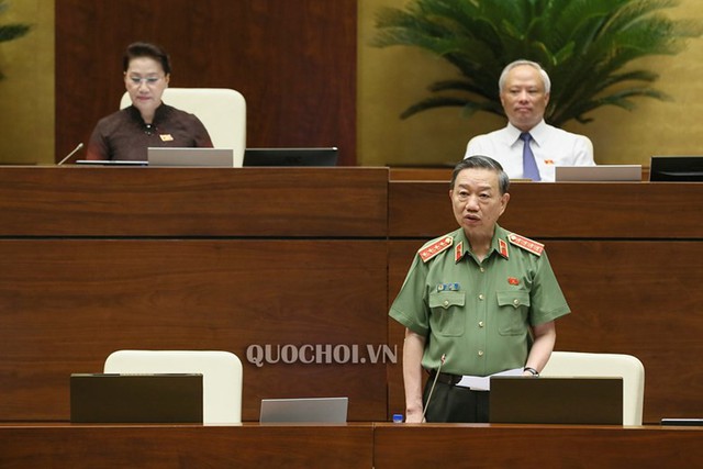 Bộ trưởng Bộ Công an Tô Lâm trả lời chất vấn các ĐBQH sáng ngày 4/6.
