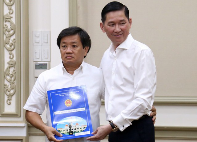 ​Ông Đoàn Ngọc Hải (trái) nhận quyết định về Công ty Xây dựng Sài Gòn. Ảnh: VnExpress