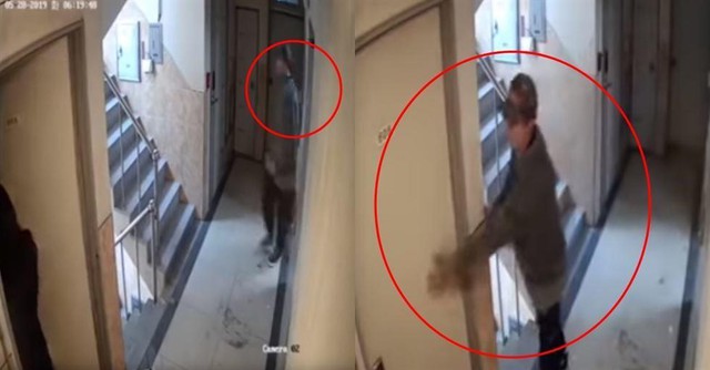 Ảnh cắt từ đoạn video trích xuất CCTV cho thấy kẻ rình rập cố chui vào căn hộ của cô gái khi cô đi vào nhà. Ảnh: cắt từ video.