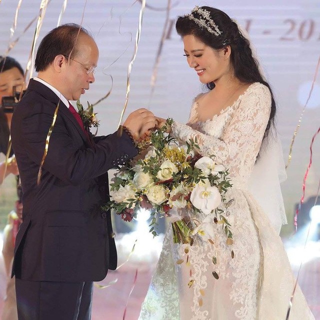 Đinh Hiền Anh khiến nhiều người chú ý khi lấy chồng là Thứ trưởng Tài chính hơn 17 tuổi.