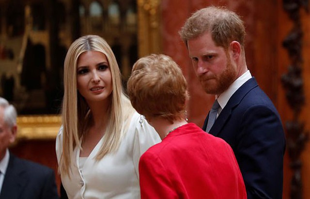 Hoàng tử Harry đứng gần Ivanka Trump ở phòng trưng bày của Điện Buckingham hôm 3/6. Ảnh: Reuters.