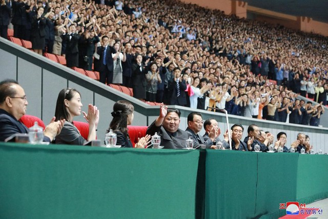 Kim Yo Jong (thứ hai, bên trái) xuất hiện trong sự kiện công khai cùng anh trai Kim Jong Un .