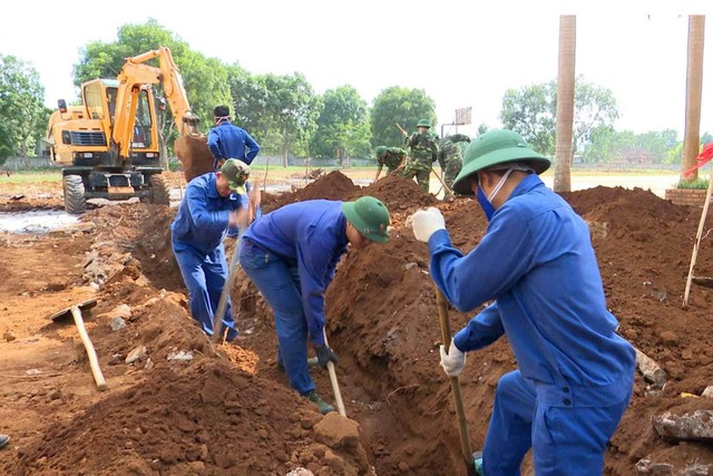 
Đội quy tập mộ liệt sĩ Sư đoàn 968 đang cất bốc các hài cốt cùng các di vật.
