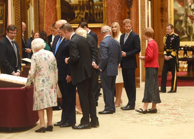 Hoàng tử Harry đứng lẻ loi trong phòng trưng bày hoàng gia ở Điện Buckingham hôm 3/6. Ảnh: AFP.