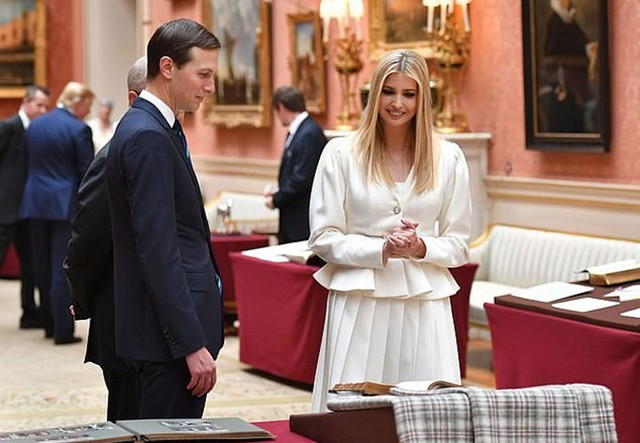 Ivanka Trump và chồng, Jared Kushner, xem các mẫu vật tại phòng trưng bày hoàng gia ở Điện Buckingham hôm 3/6. Ảnh: AP.