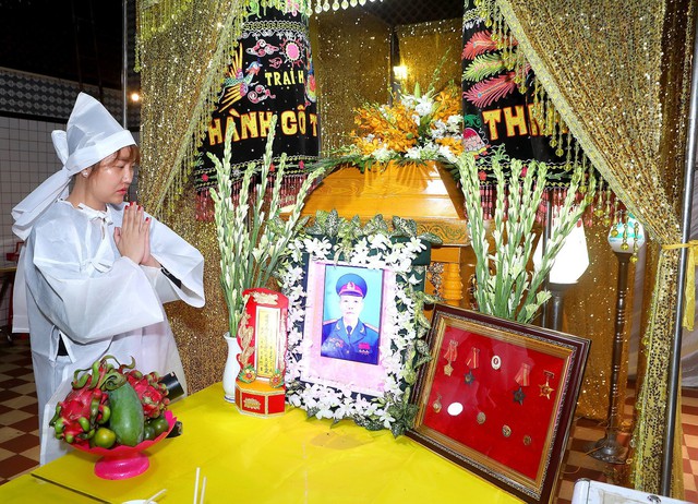 Không thấy có sự xuất hiện của chồng cũ Phi Thanh Vân tại đám tang.