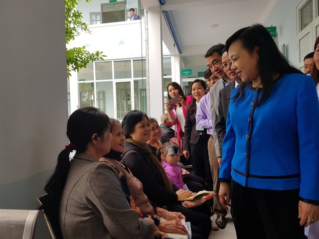 
Bộ trưởng Bộ Y tế Nguyễn Thị Kim Tiến hỏi thăm bệnh nhân tại Trạm Y tế xã Tân Hội, huyện Đan Phượng, Hà Nội. Ảnh: Võ Thu
