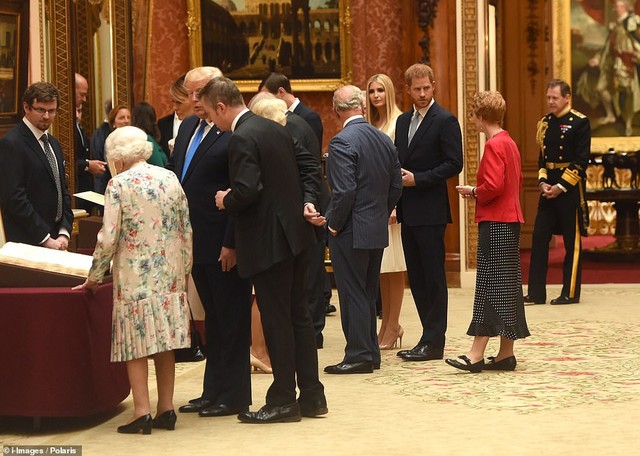 Trong suốt cuộc tiếp đón tại cung điện Buckingham, Hoàng tử Harry chỉ tiếp xúc với Ivanka và né tránh đối diện trực tiếp với Tổng thống Donald Trump. Nhiều người tinh ý cho rằng, anh không muốn làm phật ý vợ.
