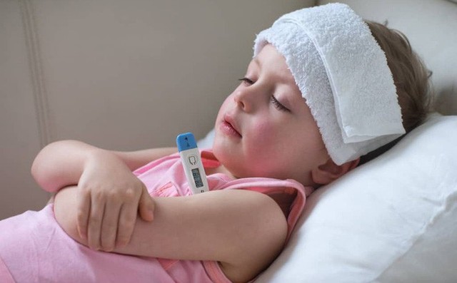 Từ vụ bé 8 tháng tuổi suýt tử vong do sốt, bác sĩ cảnh báo nhiều sai lầm khi hạ sốt cần bỏ ngay - Ảnh 2.