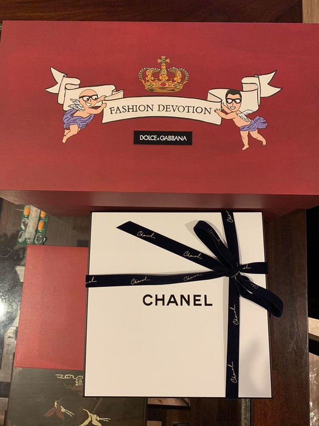 
Chanel - nhãn hàng được ưa thích của các mỹ nhân Việt cũng không thoát khỏi tầm ngắm của Đinh Hiền Anh.
