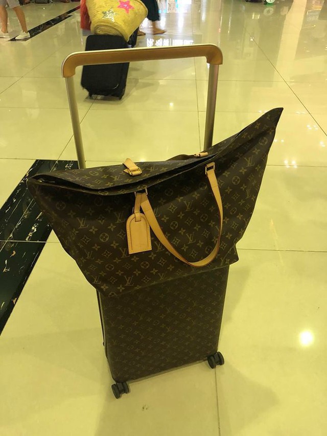 
Song hành với những chuyến du lịch là bộn sưu tập túi hàng hiệu. Trong ảnh là chiếc túi LV và vali cùng thương hiệu.

