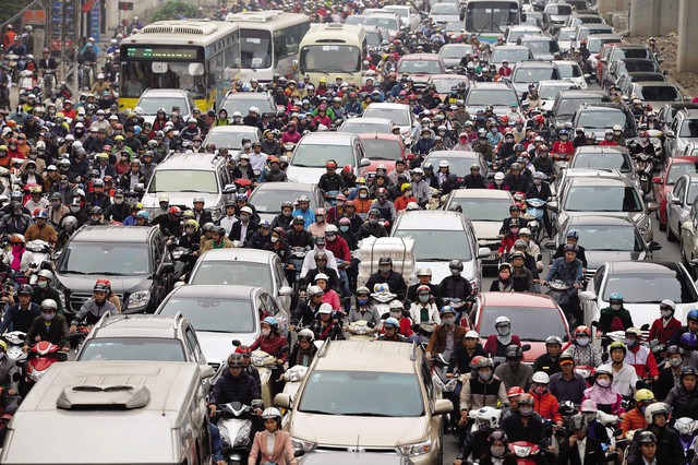
Mật độ dân số trong giao thông luôn là vấn đề căng thẳng tại các thành phố lớn như Hà Nội, TPHCM. Ảnh: T.L
