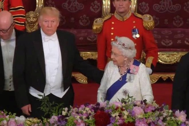 Tổng thống Trump đưa tay trái chạm vào lưng Nữ hoàng Elizabeth II. Ảnh: Evening Standard.