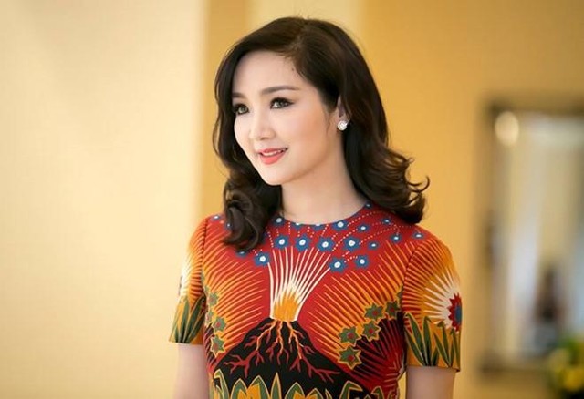 Giáng My là một trong những người đẹp U50 của showbiz Việt vẫn giữ được sự trẻ trung, nhan sắc ngày càng rạng rỡ. Hoa hậu đền Hùng luôn chăm chút vẻ bề ngoài, xuất hiện chỉn chu ở các sự kiện. Giáng My từng chia sẻ cô áp dụng phương pháp dưỡng da thiên nhiên, ăn nghệ nướng chấm mật ong hoặc nghiền nát khoai tây trộn với sữa tươi đắp lên mặt. Ngoài ra, cô còn xông hơi, đắp mặt nạ tảo biển tự làm, uống bổ sung dưỡng chất, uống nhiều nước và ăn chất xơ, trái cây để da khỏe đẹp từ bên trong. Ảnh: H.B.N.