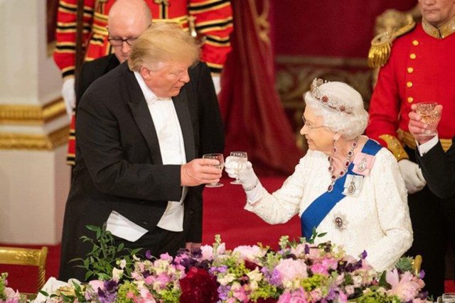 Tổng thống Trump và Nữ hoàng Elizabeth II cùng nâng ly rượu mở đầu buổi quốc yến tại cung điện Buckingham. Ảnh: Getty.
