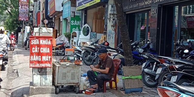 Bốt điện được coi là nơi mưu sinh của những người thợ cắt khóa. Không chút cảnh giác, họ thản nhiên làm việc ngay cạnh “tử thần”. Ảnh chụp trên đường Đê La Thành.