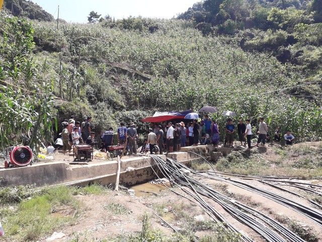 Hiện trường người dân bị mắc kẹt trong hang đá ở Lào Cai.