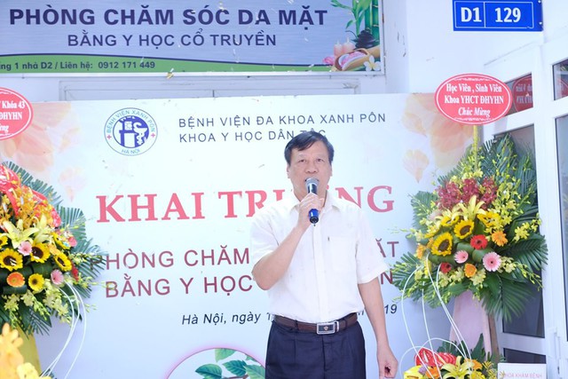 
Ths. BS Trần Thuấn, Trưởng khoa Đông y (Bệnh viện Xanh Pôn) trong lễ khai trương Phòng chăm sóc da mặt bằng y học cổ truyền.
