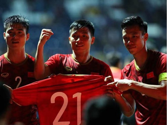 Đằng sau phút giây ăn mừng chiến thắng, chiếc áo số 21 của Đình Trọng đã được thấy trên sân Chang Arenna.