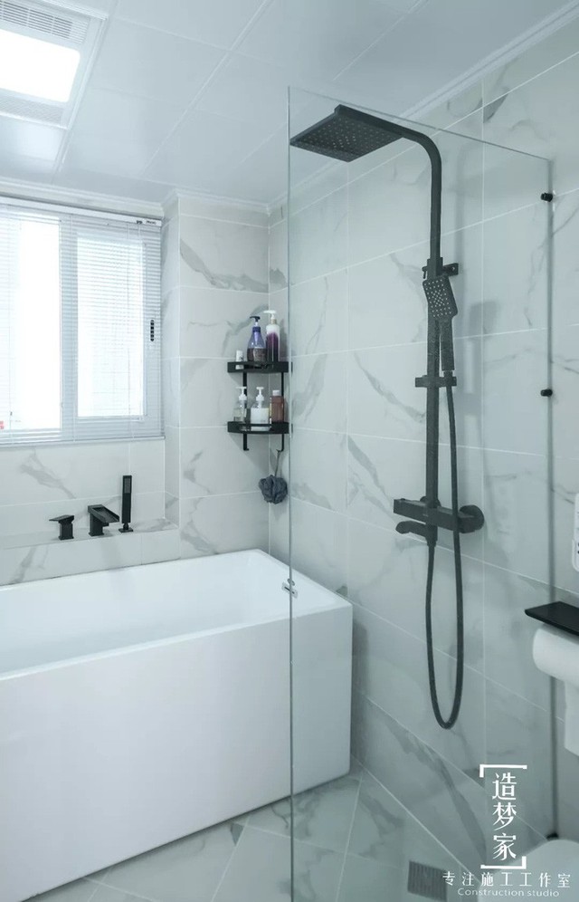 
Khu vực đặt bồn tắm được ngăn cách với khu vực chức năng khác bằng vách kính.
