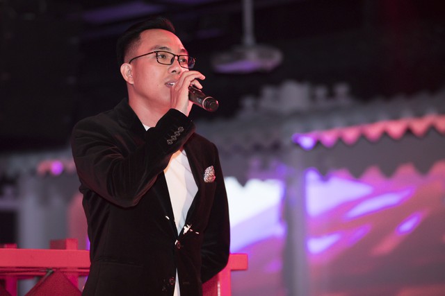 Nhạc sĩ Nguyễn Hồng Thuận tại buổi tiệc sinh nhật.