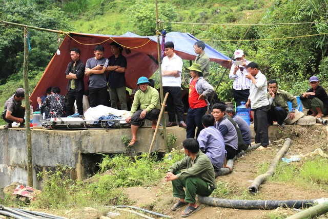 
Hàng trăm người thuộc nhiều lực lượng được huy động hỗ trợ giải cứu nạn nhân bị mắc kẹt.
