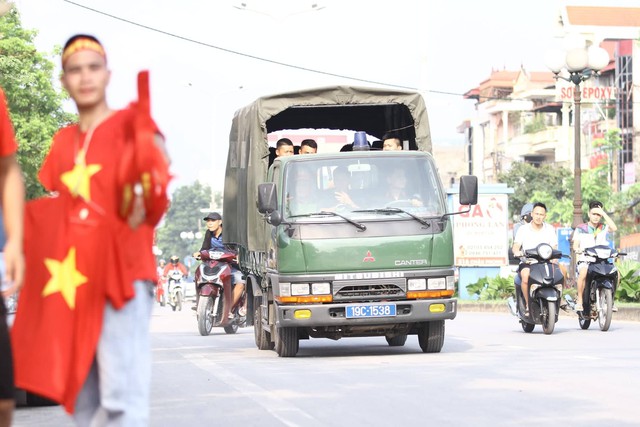 Lực lượng chức năng địa phương tăng cường đảm bảo an ninh cho trận đấu.