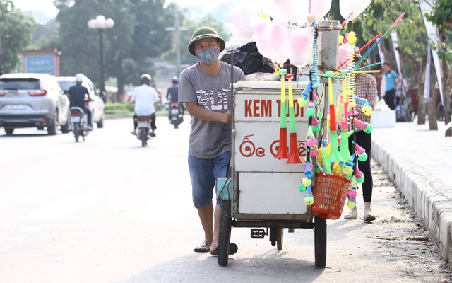 Một chàng trai bán đồ ăn cũng tranh thủ ăn theo sự kiện bóng đá tại quê hương.