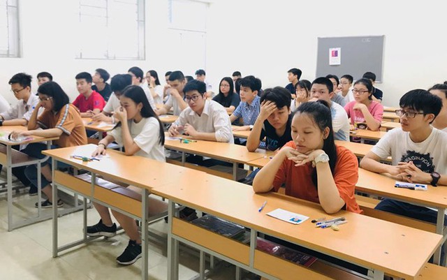 Thí sinh làm thủ tục thi vào trường Chuyên Ngoại ngữ. Ảnh: Chuyên Ngoại ngữ