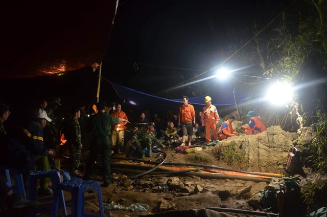 
Khoảng 120 người gồm các lực lượng tham gia giải cứu nạn nhân mắc kẹt trong hang.
