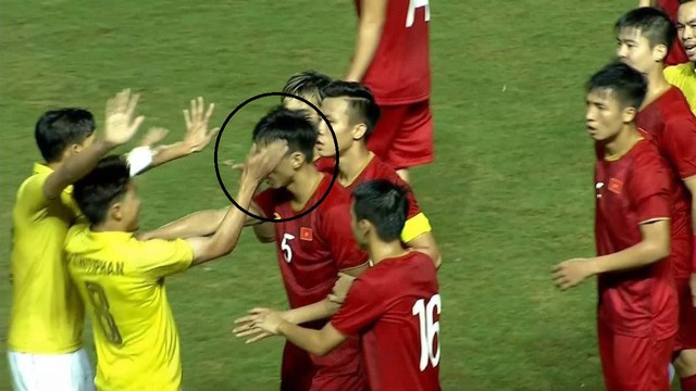 Văn Hậu bị cầu thủ số 8 đội Thái Lan bất ngờ tát vào mặt. Ảnh: TL