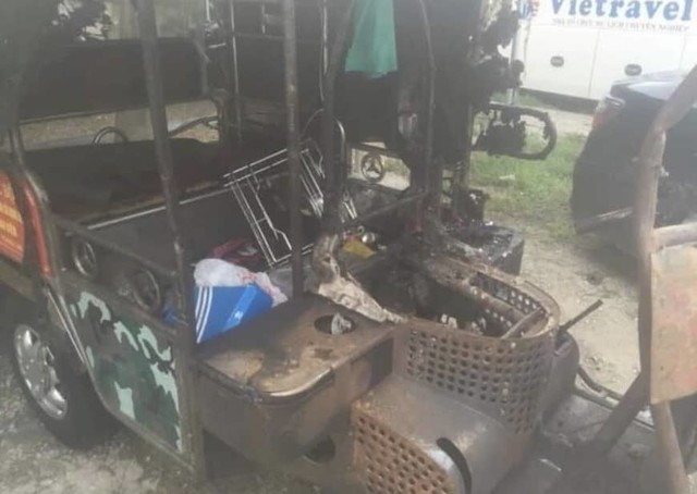 
Chiếc xe ba gác của ông Lâm cháy rụi phần thùng sau.
