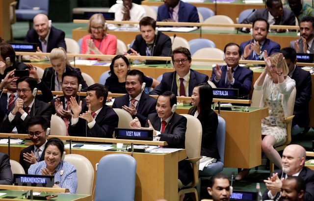 
Đoàn Việt Nam do Thứ trưởng Bộ Ngoại giao Lê Hoài Trung (phải, hàng thứ 2, bên trái) dẫn đầu vui mừng sau khi kết quả bỏ phiếu cho thấy Việt Nam được bầu chọn là ủy viên không thường trực HĐBA LHQ nhiệm kỳ 2020-2021, tại New York, Mỹ ngày 7/6/2019.
