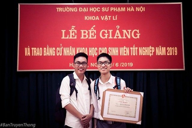 Thanh Việt và bạn trong lễ tốt nghiệp.